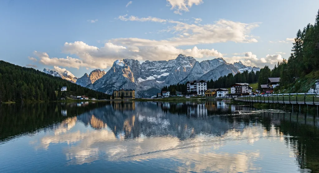 Sonnenuntergang am Misurinasee mit Blick auf den Sorapiss im Hintergrund