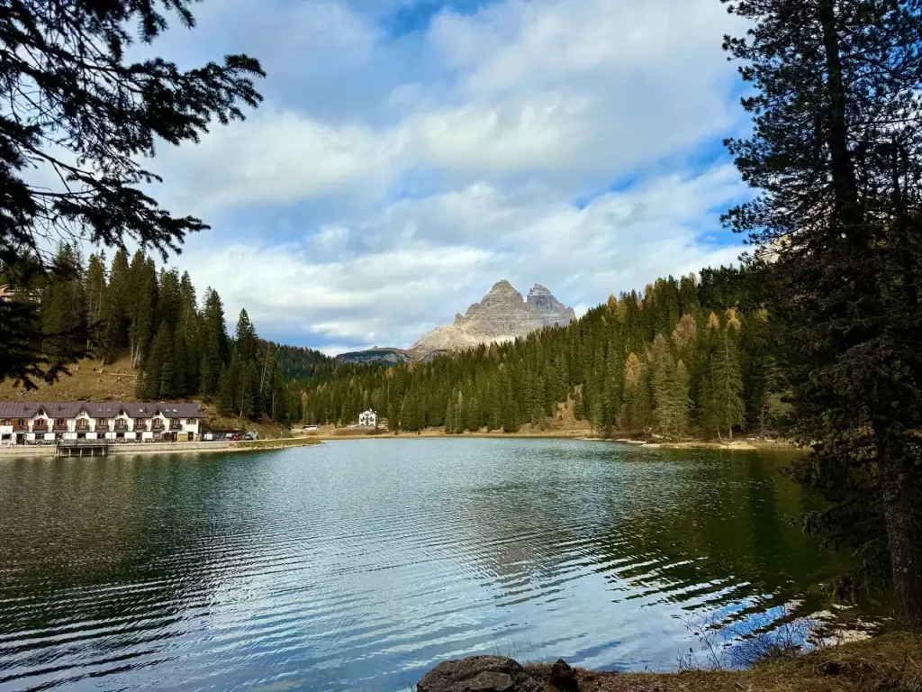 Il lago di Misurina con le Tre Cime di Lavaredo sullo sfondo