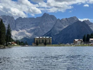 Misurinasee, Blick von der ehemaligen Klinik Pio XII, mit dem Sorapiss im Hintergrund