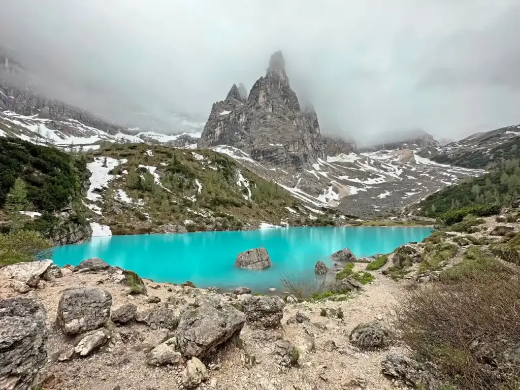 Il Lago di Sorapis con nebbia e neve fuori stagione