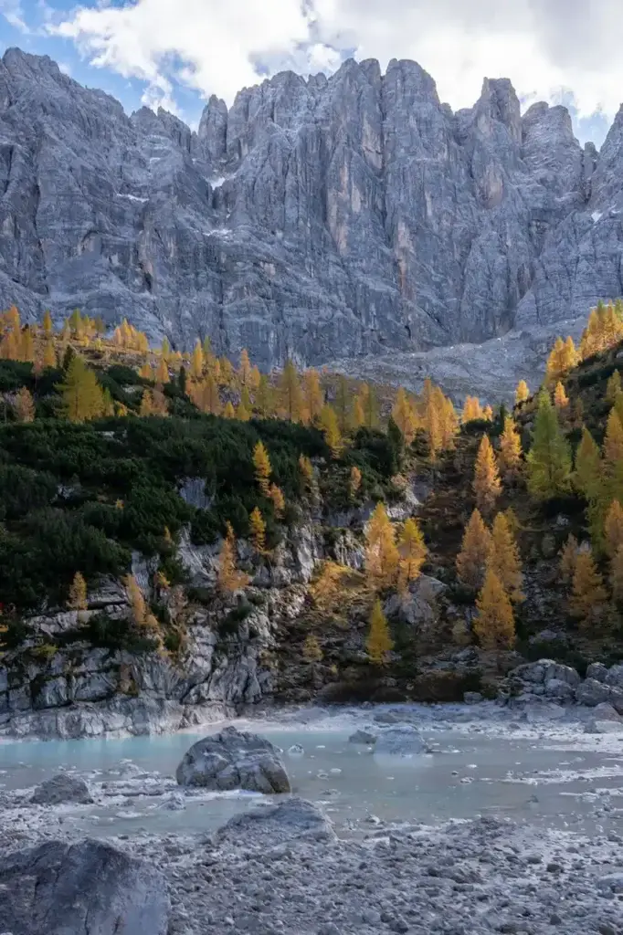 Larici gialli al Lago di Sorapis in autunno