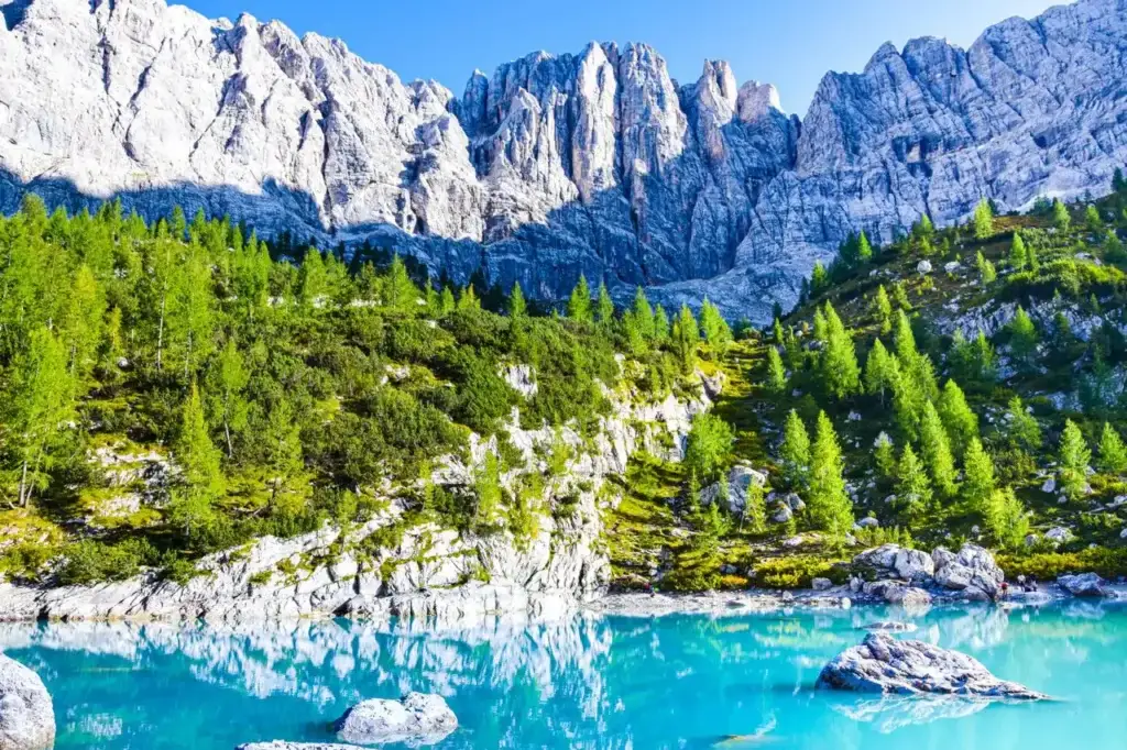 Il Lago di Sorapis con la sua acqua turchese nella luce del mattino
